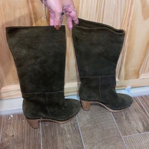 Suede leather boots with wooden bottoms